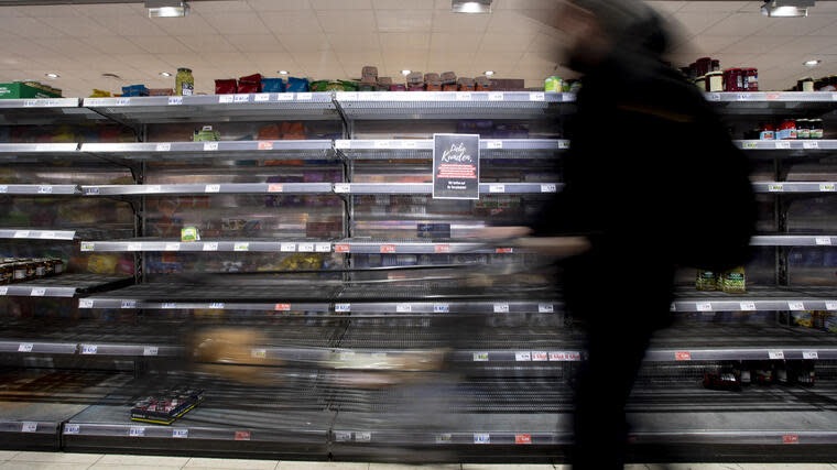 Die große Leere: Im Frühjahr blieben viele Regale in den Supermärkten leer.  Foto: dpa