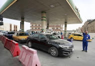 <p>En Irak, quinto país con mayor producción de petróleo en 2021 con 4.084.455 barriles diarios, el precio de la gasolina es de 0,486 euros el litro. (Foto: Ahmad Al-Rubaye / AFP / Getty Images).</p> 