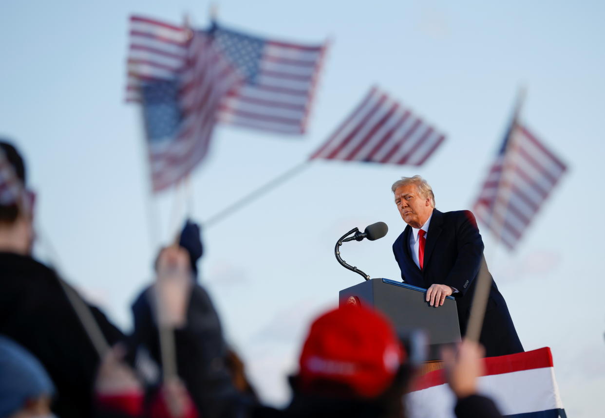 Der scheidende US-Präsident Donald Trump spricht vor dem Abflug nach Florida zu seinen Anhängern (Bild: Reuters/Carlos Barria)