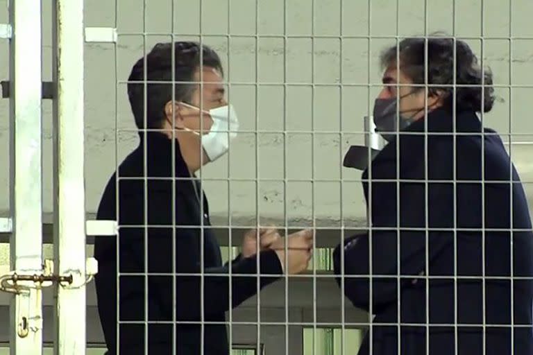 Marcelo Gallardo y Enzo Francescoli charlando en el Monumental luego de la victoria contra Aldosivi; los inconvenientes les ganan a las soluciones por estos días en River