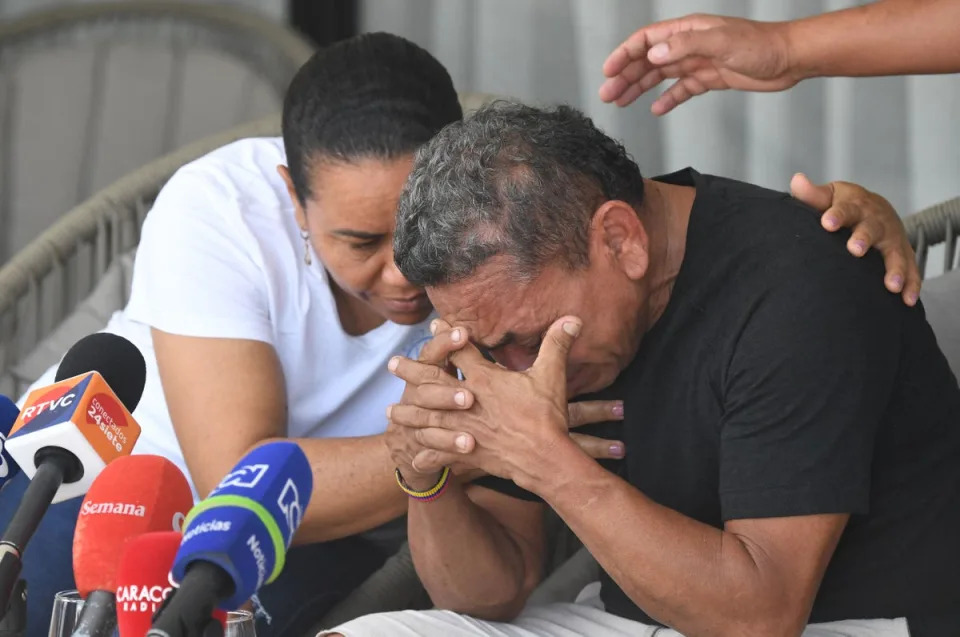 Luis Manuel Diaz, father of Liverpool's forward Luis Diaz, is consoled by his wife Cilenis Marulanda during a press conference at his house in Barrancas (AFP via Getty Images)