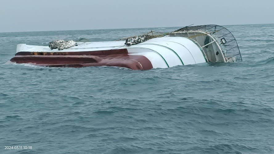 ▲國籍漁船嘉義外海翻覆，海巡署即刻救援，船長、船員全部獲救，對海巡署感謝萬分。（圖/海巡署提供）