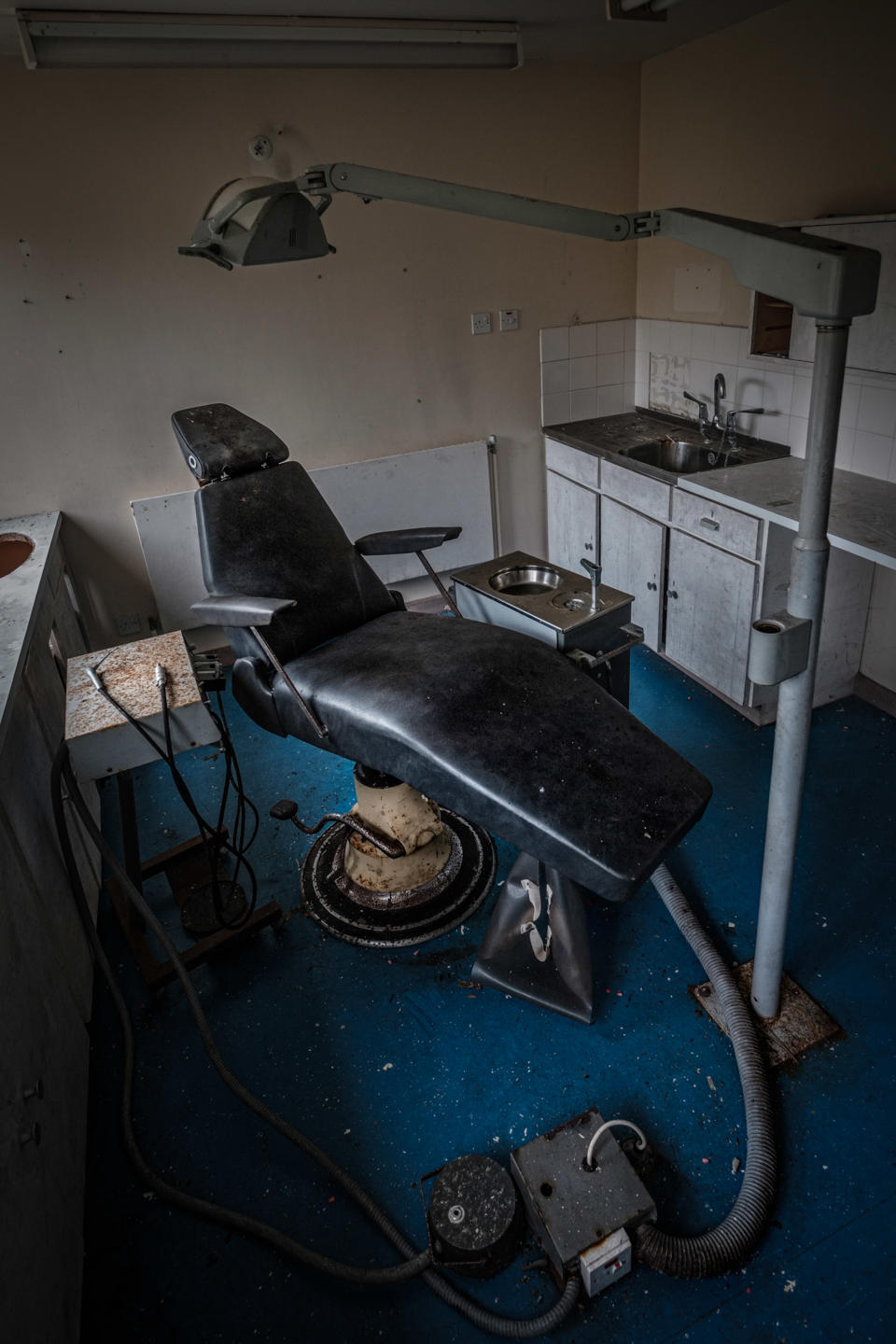 A dentist’s chair inside a young offenders’ institute in Northern Ireland, March 12, 2018. (Photo: Unseen Decay/Mercury Press/Caters News)