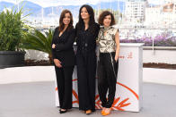 Décidément le noir à la cote à Cannes et même en pleine journée. Et ce n’est pas le casting du film Adam qui nous contredira. Entourée de ses deux actrices, la réalisatrice marocaine Mariyam Touzani a opté pour la version combinaison. Nisrin Erradi a préféré un sage tailleur-pantalon quand Lubna Azabal a joué sur le glamour d’un top en lamé doré.