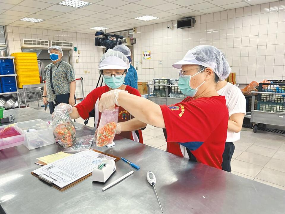 台南市校園營養午餐食材採購「黑幕」風波延燒，永康區大灣國小22日公開該校中央廚房驗菜的標準作業流程。（洪榮志攝）