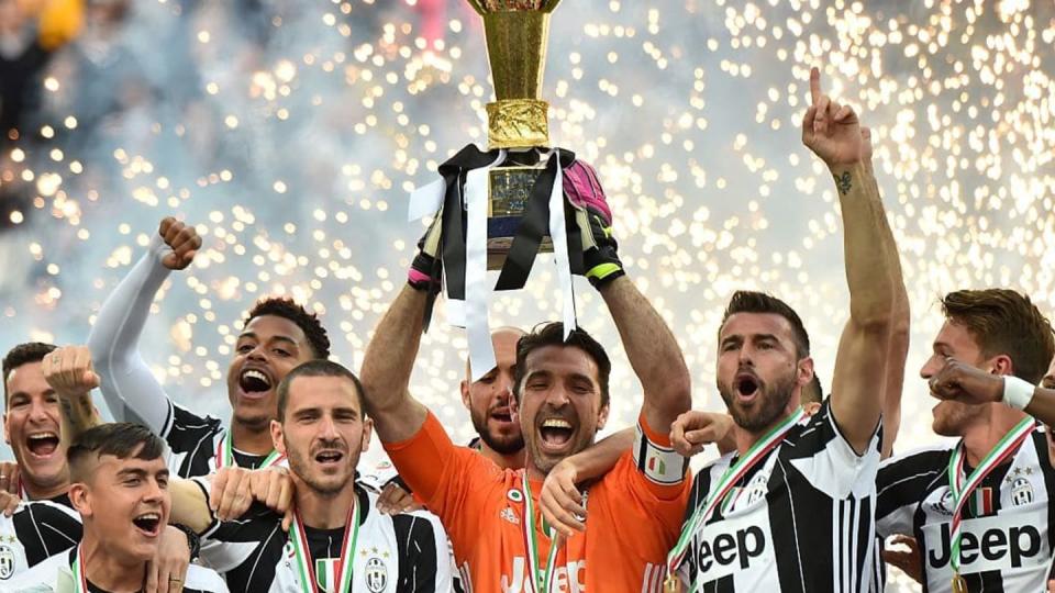 Il capitano della Juventus alza uno dei 7 scudetti consecutivi vinti dal 2011 al 2018 | GIUSEPPE CACACE/Getty Images