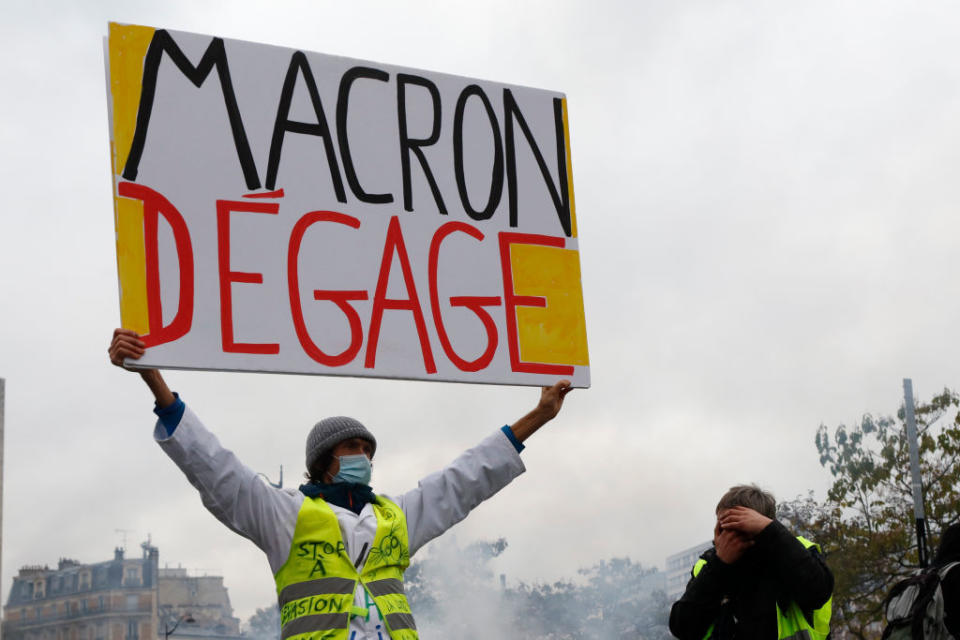 Attentif au déroulement de cet acte 53 des Gilets jaunes, le chef de l'État a suivi quant à lui "avec attention ce qui se passe à Paris", a fait savoir une source proche de la présidence à BFMTV. <em>"Le Président constate qu'il n'y a pas beaucoup de gilets jaunes Place d'Italie, mais surtout des casseurs"</em>, a confié cette même source.​ ©Mehdi Taamallah/NurPhoto via Getty Images