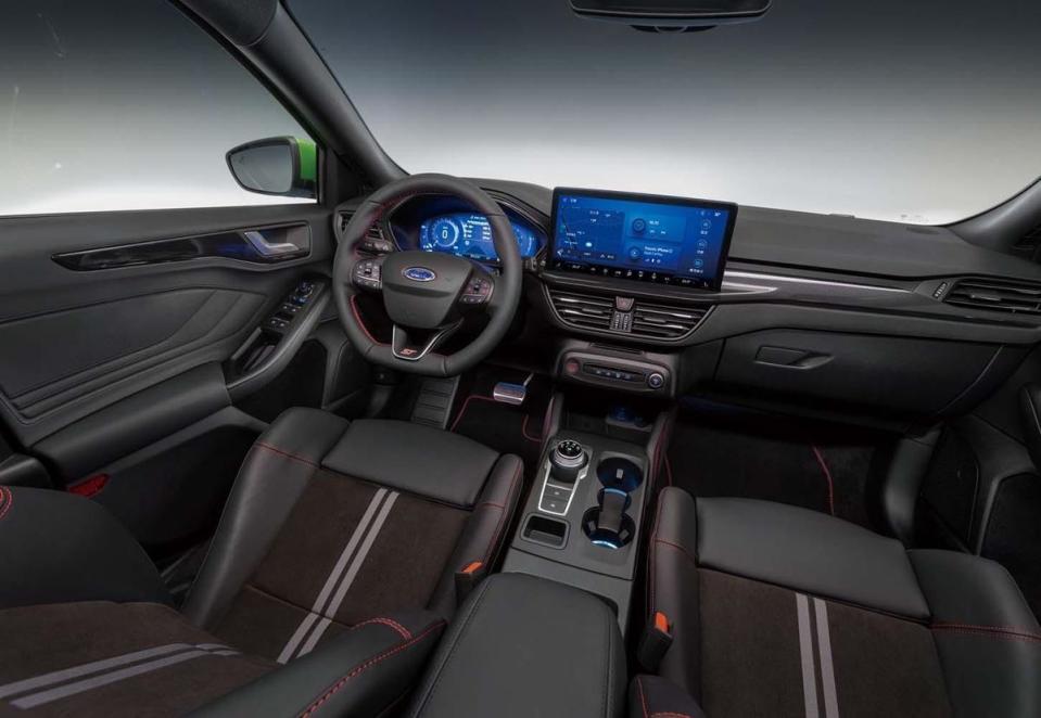 車內採用數位儀表搭配上13.2吋觸控螢幕。