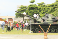 花蓮南美崙營區開放，4日吸引4千餘位民眾前往參觀，並把握難得的機會，在所陳展的國軍現役裝備前合影。（軍聞社記者陳映竹攝）