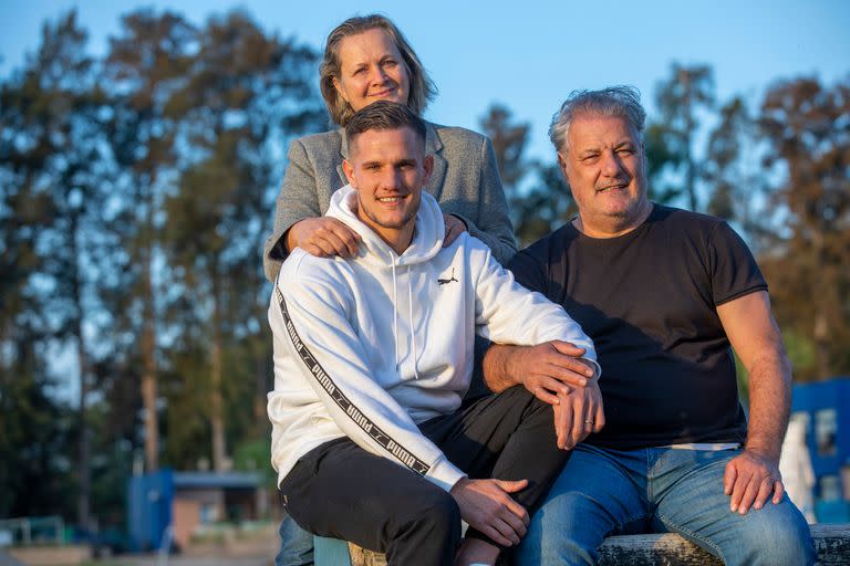 Bruno Zuculini con Marcelo y Viviana, sus padres, en el predio familiar Doble 5, en Escobar.