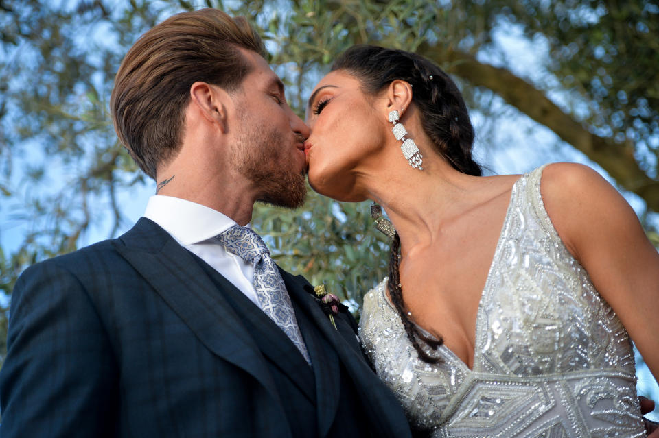 El 15 de junio de 2019 se casó en Sevilla con Sergio Ramos, el padre de sus tres hijos (<a href="https://es.vida-estilo.yahoo.com/pilar-rubio-embarazo-el-hormiguero-criticas-160649563.html" data-ylk="slk:pronto serán cuatro porque está embarazada;elm:context_link;itc:0;sec:content-canvas;outcm:mb_qualified_link;_E:mb_qualified_link;ct:story;" class="link  yahoo-link">pronto serán cuatro porque está embarazada</a>). De su boda nos quedamos con este romántico beso que se dieron ya como marido y mujer. (Foto: Aitor Alcalde / Getty Images)