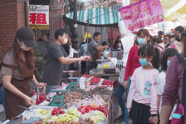 高雄過年的天氣熱得跟夏天一樣，旗山、美濃老街湧現出遊人潮。