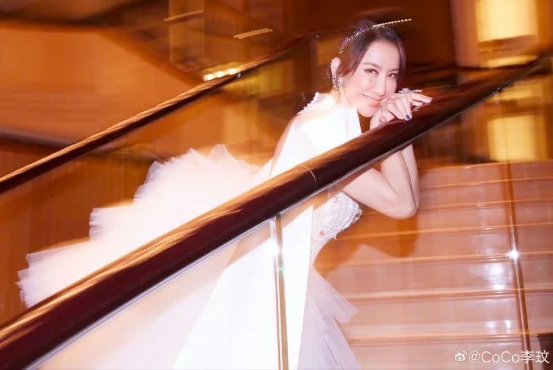 李玟穿著純白婚紗演唱電影《天若有情》的同名歌曲，讓觀眾聽得如癡如醉。（圖／翻攝自李玟微博）