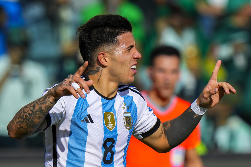 Enzo Fernández celebra tras anotar el primer gol de Argentina ante Bolivia durante el partido por las eliminatorias del Mundial, el martes 12 de septiembre de 2023, en La Paz. (AP Foto/Juan Karita)