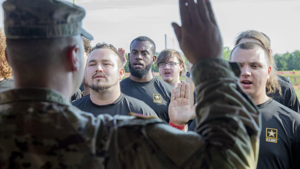 D’Wayne Thorpe (center), a U.S. Army Kansas City Recruiting Battalion recruit, in St. Joseph, Missouri. He swore in 18 recruits during the Chiefs Military Appreciation Day. (Spc. Alvin Conley/Army)