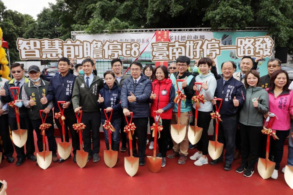 東區青年路 立體停車場動土，採停車場結合活動中心的多功能使用，後年十月將可提供兩百席汽車格位使用。 （記者林雪娟攝）