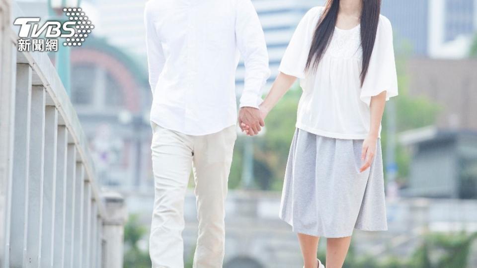 原PO表示自己把所有薪水都上繳給老婆卻是心甘情願。（示意圖／shutterstock 達志影像）