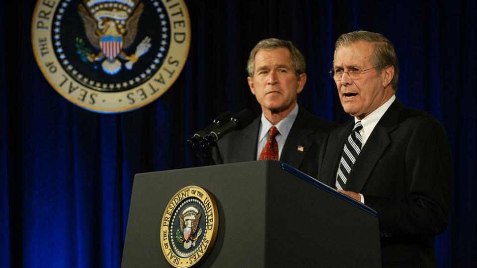 喬治•W•布什和拉姆斯菲爾德優先考慮重建他們認為正在衰落的軍隊。