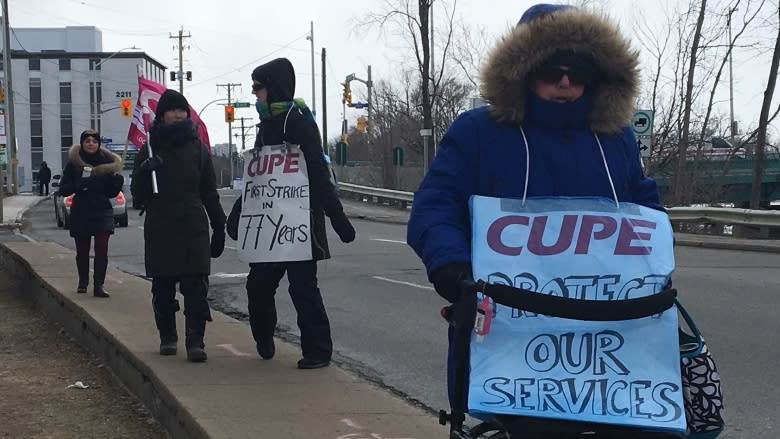 Ottawa's deaf community 'at a loss' amid Canadian Hearing Society strike