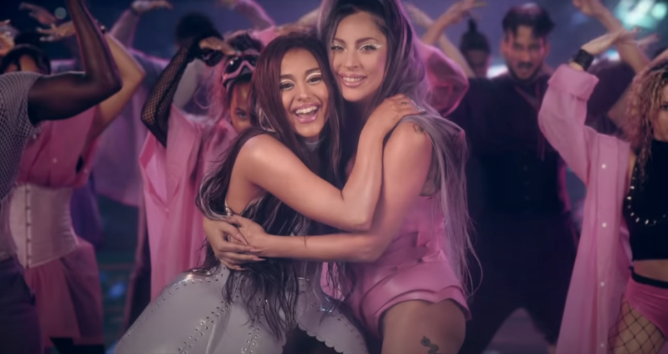 女神卡卡和亞莉安娜在MV最後相擁微笑。（圖／翻攝自YouTube）