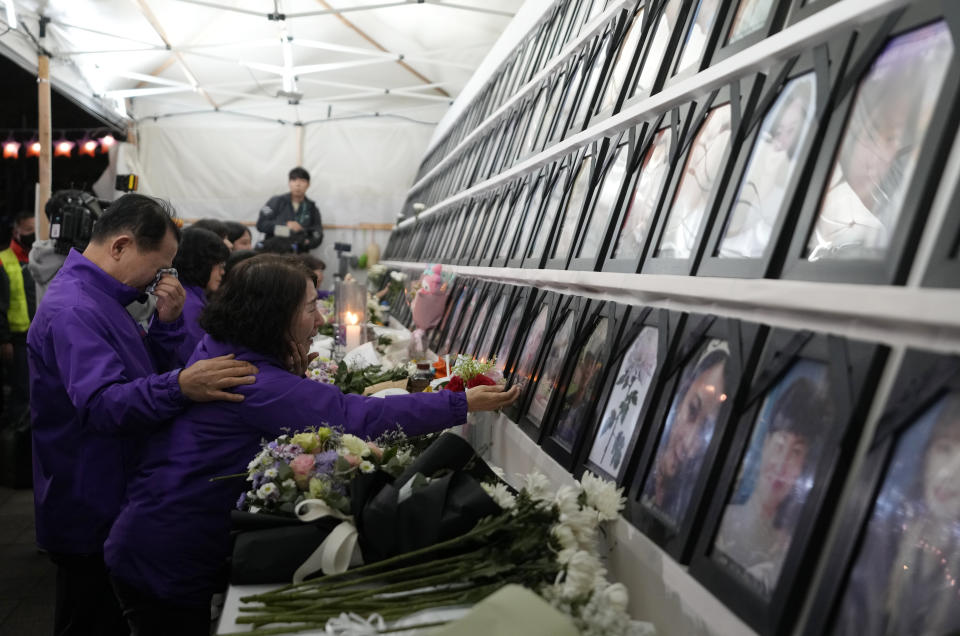 Familiares de las víctimas conmemoran el primer aniversario de un atropellamiento que mató a unas 160 personas en un sitio de homenaje montado en Seúl, Corea del Sur, el domingo 29 de octubre de 2023. (AP Foto/Ahn Young-joon)
