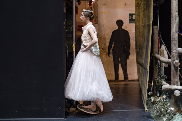 María Celeste Losa estira los pies en el backstage de una función de 