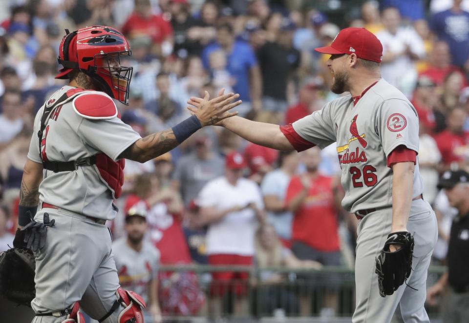 Bud Norris（圖右）與Yadier Molina. (AP Photo/Morry Gash)