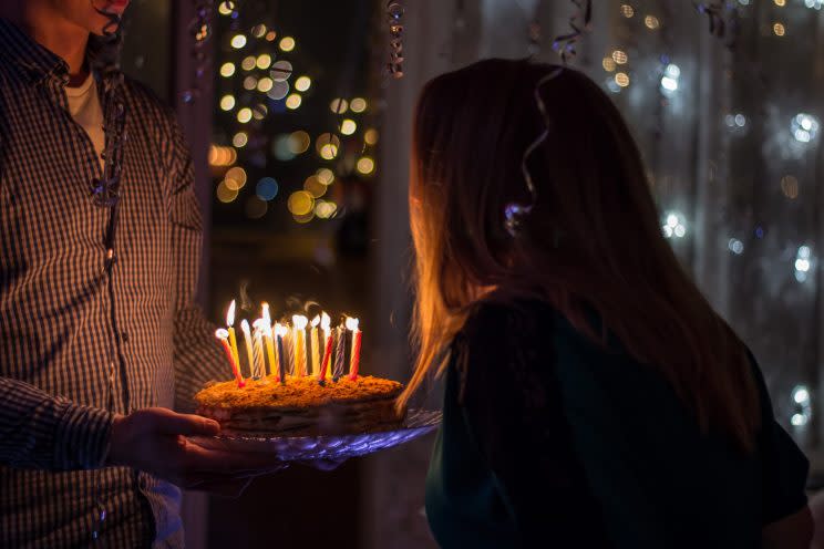 Chau cumpleaños: ¿Por qué no hay que soplar una vela para apagarla?, Crónica