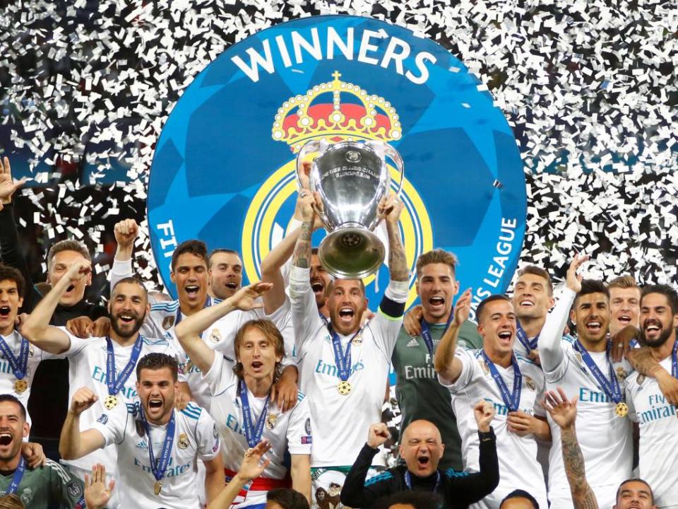 Sergio Ramos levanta el trofeo mientras el Real Madrid celebra la conquista de la Champions League en 2018. | REUTERS/Kai Pfaffenbach