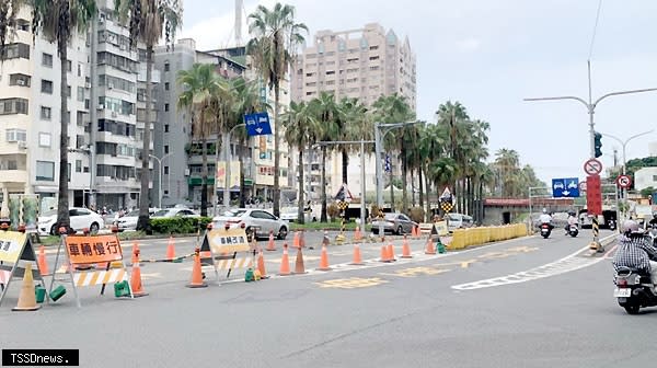 南市林森路大同地下道東西兩向同時進場施工，交通局將開放外側機慢車道供小型車通行。（記者李嘉祥攝）