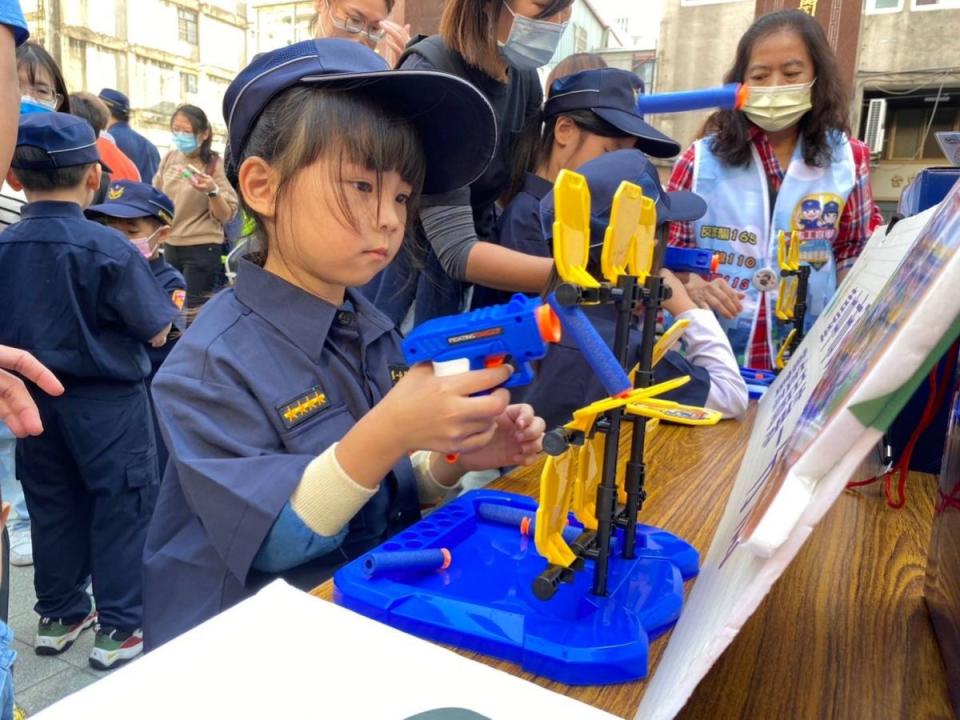 台中市警察局一分局和順天宮輔順將軍廟，利用星期天舉辦小小警察訓練班，小朋友收穫滿滿。（圖：台中市警察局一分局提供）