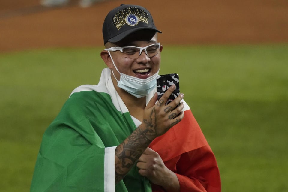 El mexicano Julio Urías, pitcher de los Dodgers de Los Ángeles, festeja luego de ganar la Serie Mundial a los Rays de Tampa Bay, el martes 27 de octubre de 2020, en Arlington, Texas (AP Foto/Tony Gutiérrez)