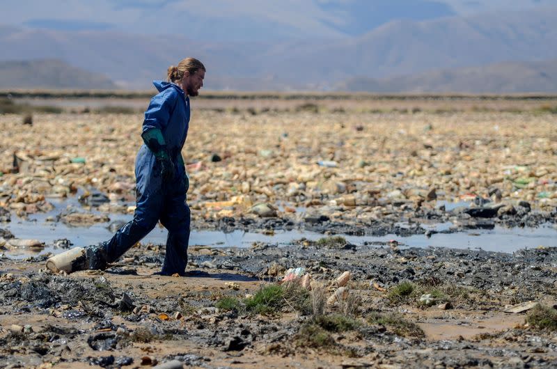 El influencer francés Alexis Dessard camina sobre restos de plástico en el contaminado lago Uru Uru de Bolivia. Oruro, abril 7, 2021. REUTERS/Claudia Morales