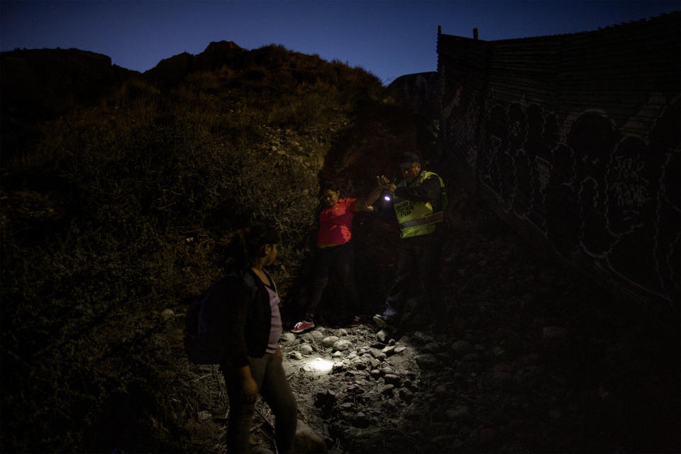 Mirna (43) and her daughter Mirna (10) are caught by Mexican border police along the Mexico-US border’s wall, December 1, 2018. (Photo: Fabio Bucciarelli for Yahoo News)