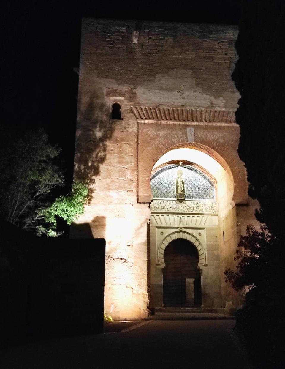 La Puerta de la Justicia, también conocida como Puerta de la Explanada por el amplio espacio que se extendía ante ella. Su majestuosa figura preside todo el ámbito y se ha convertido en uno de los símbolos de la Alhambra.