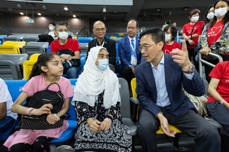 文化體育及旅遊局局長楊潤雄與參與「2023香港國際場地盃導賞活動」的少數族裔交談。