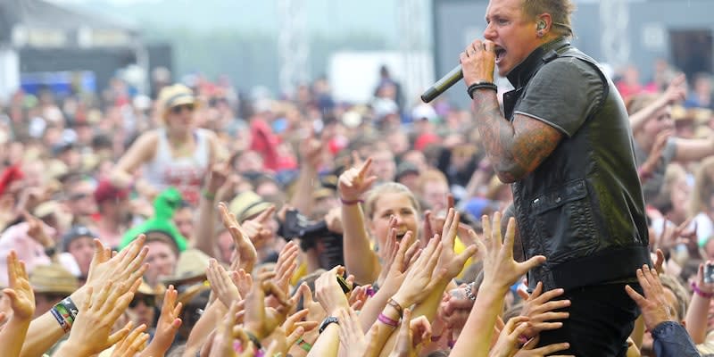 Jacoby Shaddix, Frontmann von Papa Roach, sucht vor der Hauptbühne von „Rock am Ring“ den Kontakt zum Publikum<span class="copyright">dpa</span>