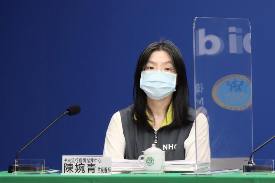 防疫醫師陳婉青說明國內青少年接種BNT疫苗感染心肌炎及心包膜炎情況。（指揮中心提供）