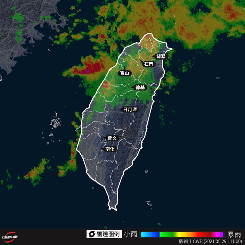 氣象粉專「台灣颱風論壇｜天氣特急」發圖文表示，鋒面已經逐漸南移，台中以北率先有雨，5大水庫有望解渴！（圖／翻攝自「台灣颱風論壇｜天氣特急」）