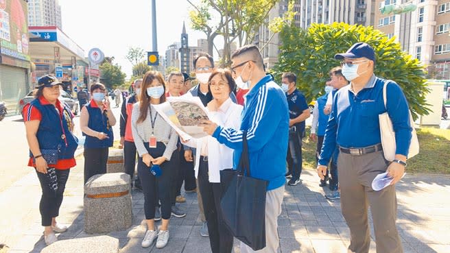 新北市議員李翁月娥（前排右三）26日邀集市府相關單位於蘆洲捷運站旁會勘醫院用地。（戴上容攝）