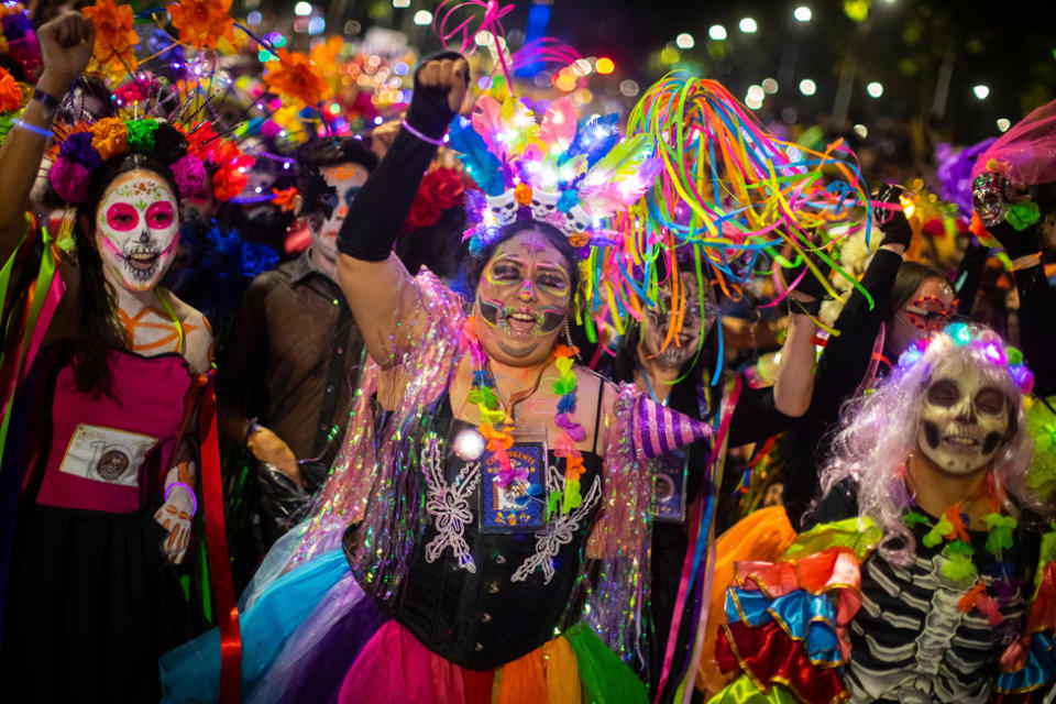 Participantes en el desfile anual de Katrina antes del Día de Muertos en la Ciudad de México, México, el 22 de octubre de 2023.