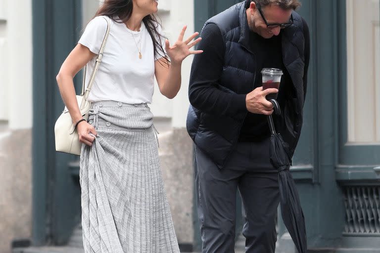 Para esta cita de sábado por la mañana, Holmes eligió una falda larga súper canchera que combinó con una remera básica blanca y un bolso al tono. A pesar de sus anteojos oscuros, los paparazzi la reconocieron y fotografiaron; por su parte, Barber vistió jeans, buzo de manga larga y chaleco inflable