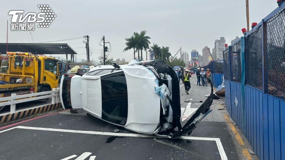 汽車當場翻覆。（圖／TVBS）