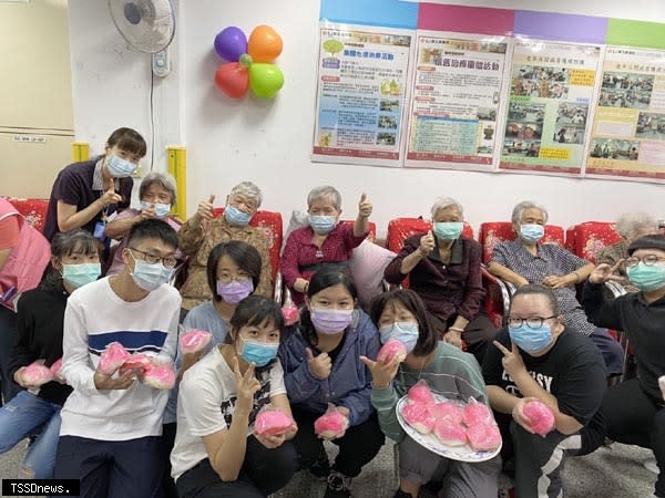 草屯療養院「九九重陽節系列活動，讓長者感受到愛、快樂和健康。(記者蔡榮宗攝)