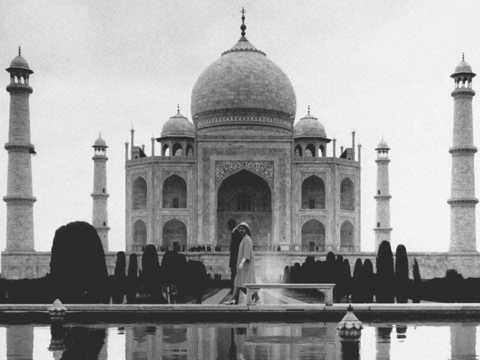 Royal couple visits the Taj Mahal