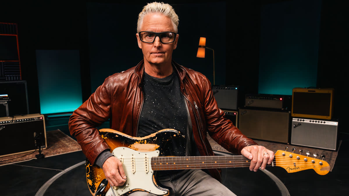  Mike McCready with his new Fender Signature Stratocaster. 