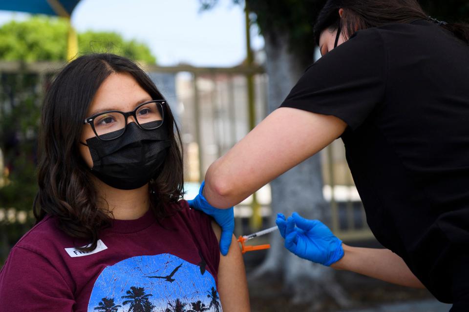 Audrey Romero, de 16 años, recive una dosis de la vacuna de Pfizer contra el covid-19 en Los Angeles, California. (Getty Images)