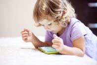 <p>Eine gute App für Kinder erkennen Sie daran, dass sie frei von Werbung, Verlinkungen oder In-App-Käufen ist und sich offline nutzen lässt. Generell sollten Sie Ihr Smartphone oder Tablet in den Flugzeugmodus schalten, wenn Ihre Kinder (unbeobachtet) damit spielen dürfen. Es gibt außerdem Kindersicherungen, die ebenfalls die unerwünschte Nutzung des Internets verhindern. (Bild: iStock / Alina Demidenko)</p> 