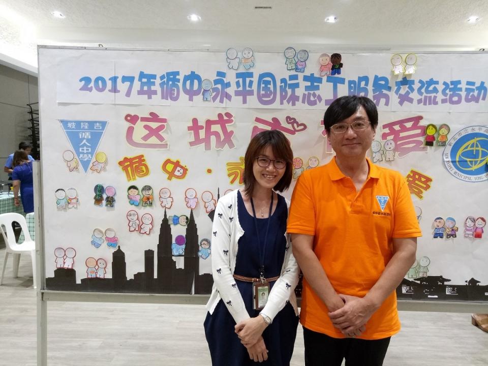 陳祥老師（右）與馬來西亞循人中學圖書館辜寶玉主任合作交流課程 (教育部提供)