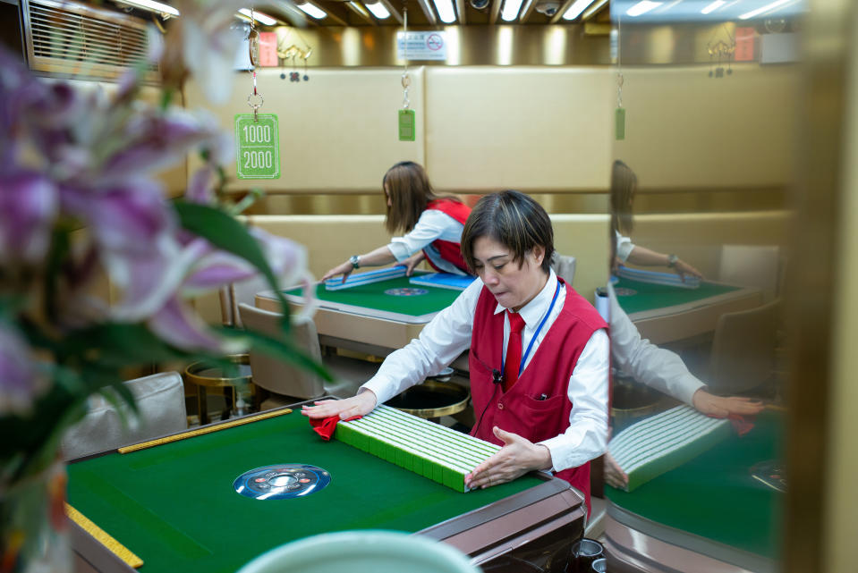 香港蔴雀娛樂公司紮根銅鑼灣半世紀，現時生意較開關前倒跌兩成。老闆張家寧指出，麻雀館的生意與小販等息息相關，促重發小販牌重振夜市經濟。